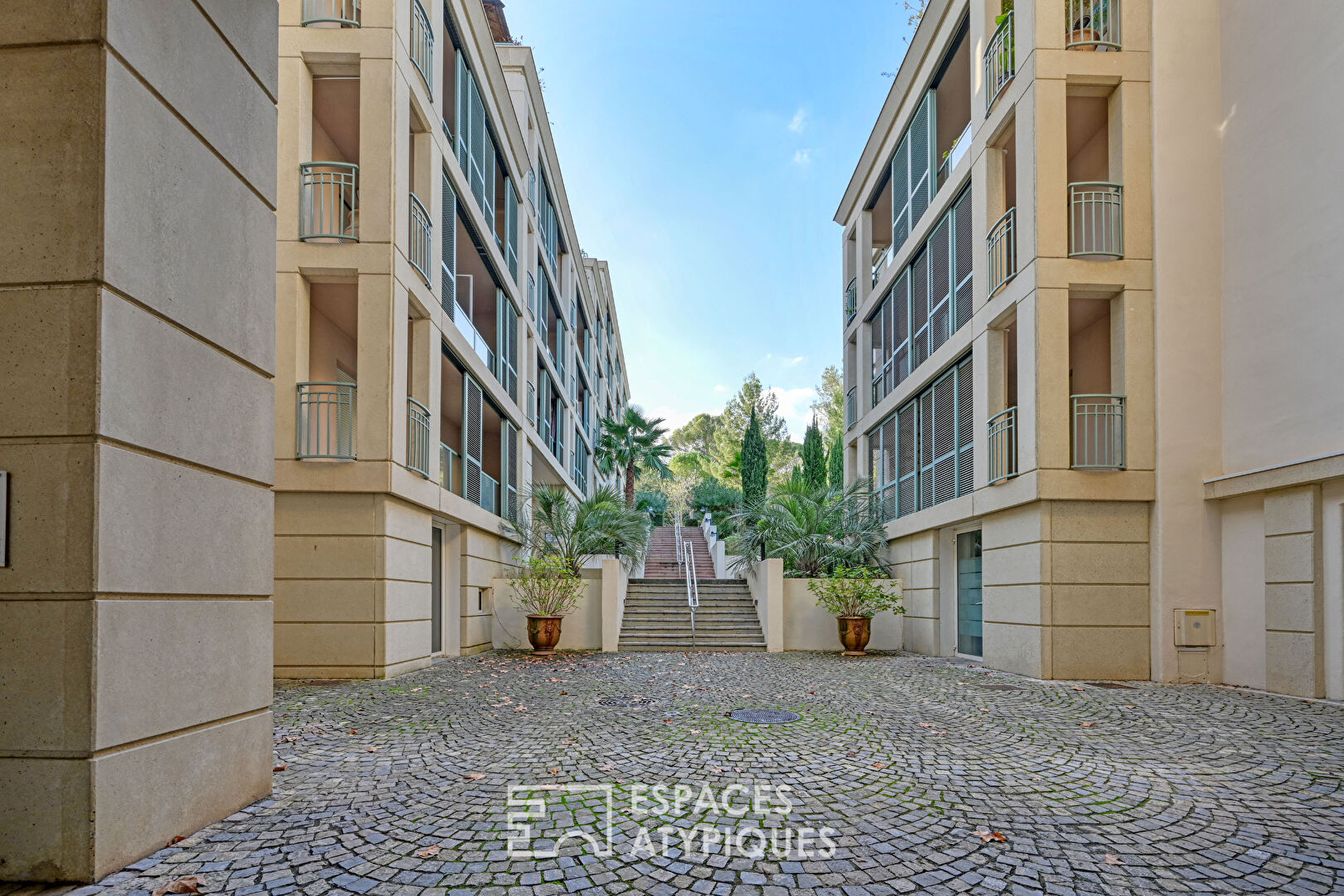 Spacious apartment in the Jardins de la Fontaine in Nîmes with garden and garage