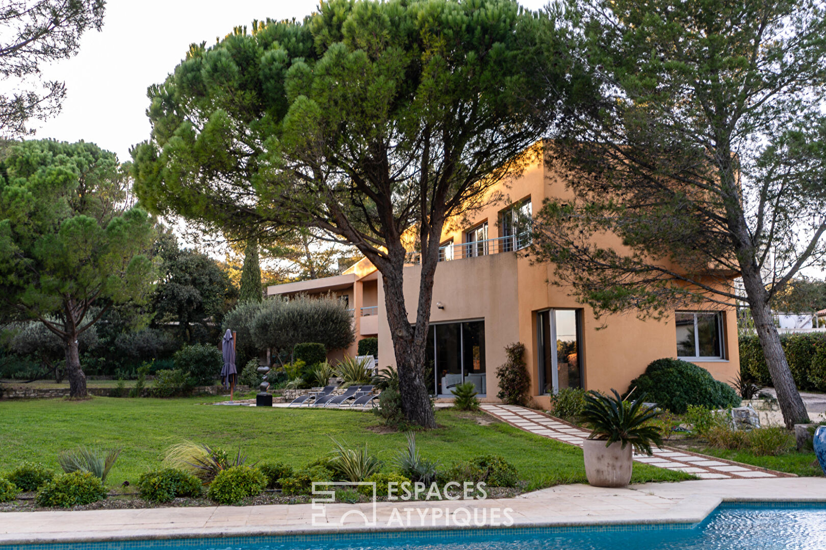 Elegant renovated architect-designed house with swimming pool near Avignon