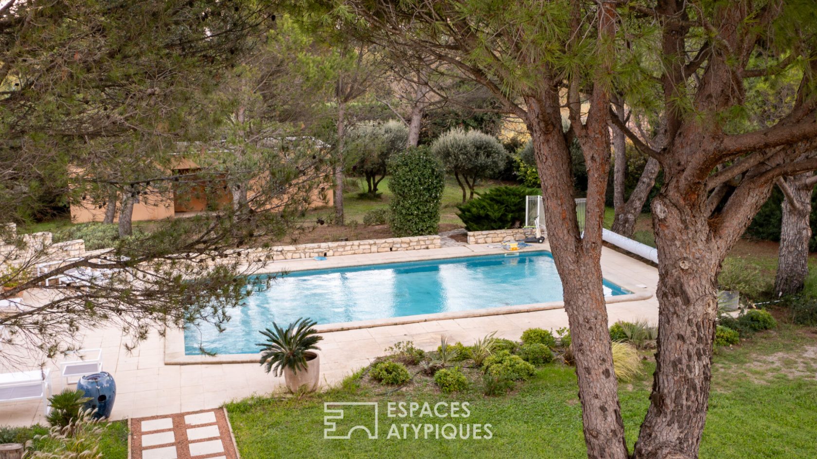 Elegant renovated architect-designed house with swimming pool near Avignon