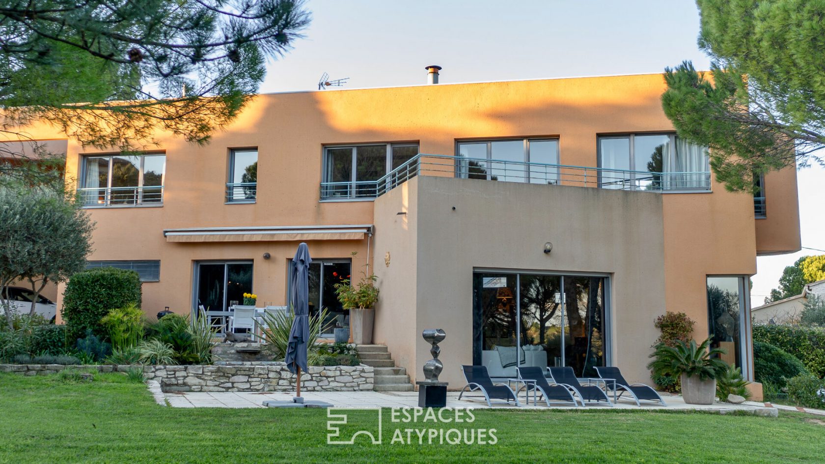 Elegant renovated architect-designed house with swimming pool near Avignon