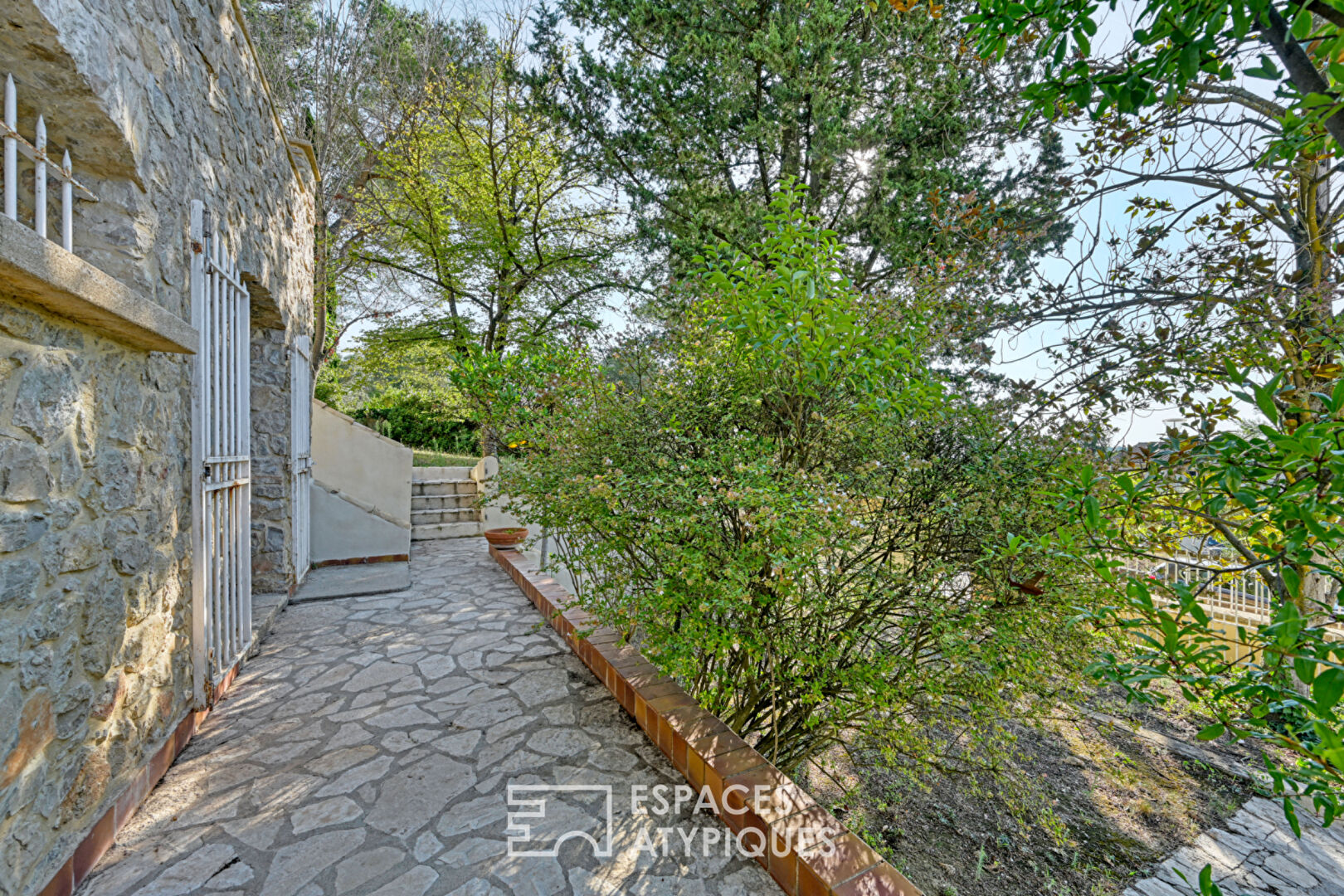 Villa with view of the Magne Tower and its independent offices