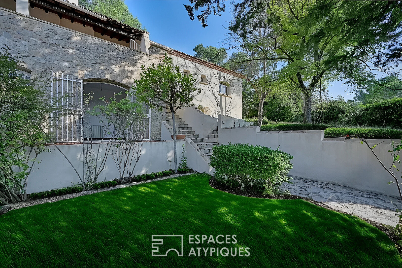 Villa with view of the Magne Tower and its independent offices