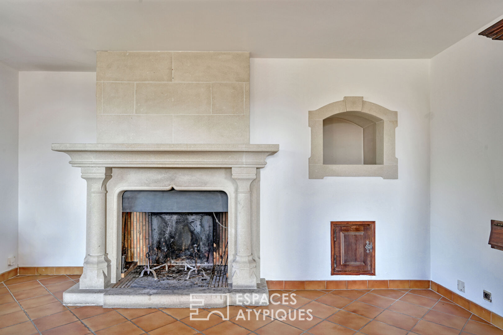 Propriété familiale avec vue sur la Tour Magne et ses bureaux indépendants