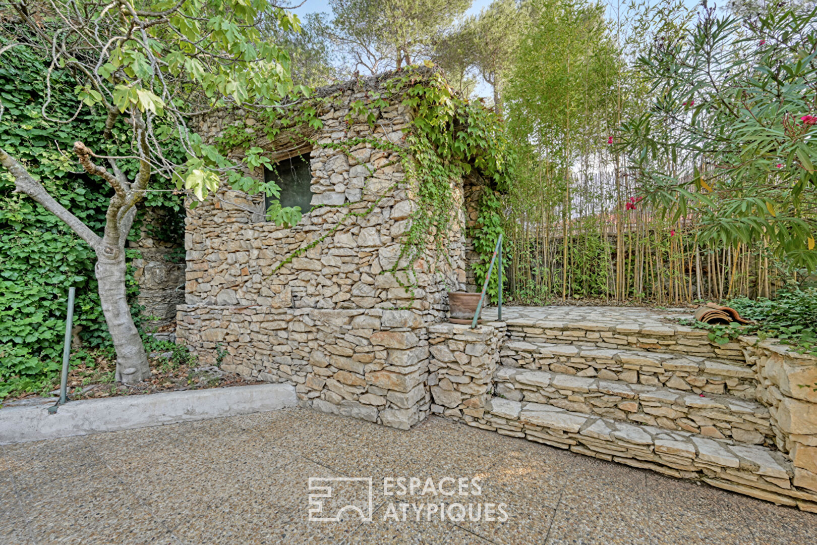 Villa with view of the Magne Tower and its independent offices