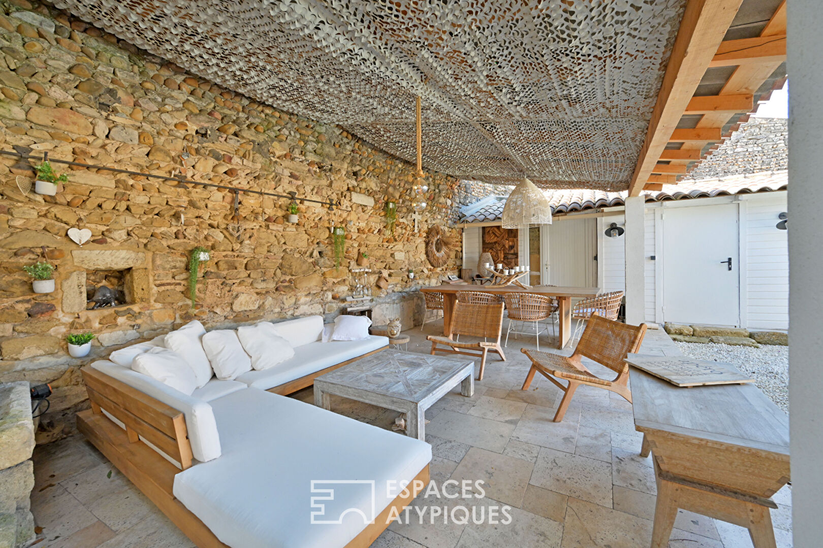 Charming house with swimming pool in the heart of the village