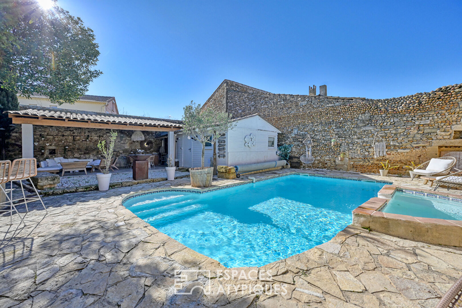 Charming house with swimming pool in the heart of the village