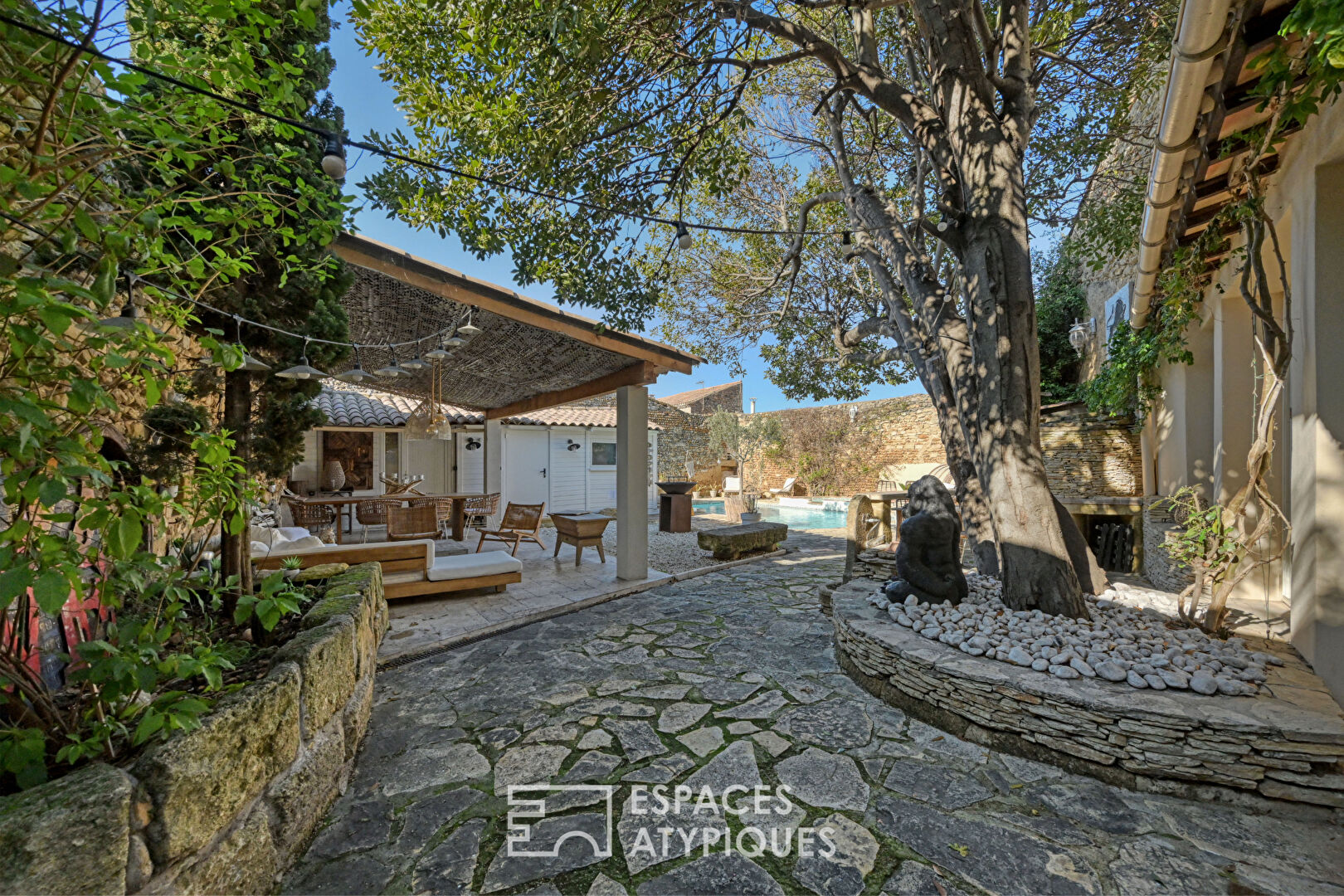 Charming house with swimming pool in the heart of the village