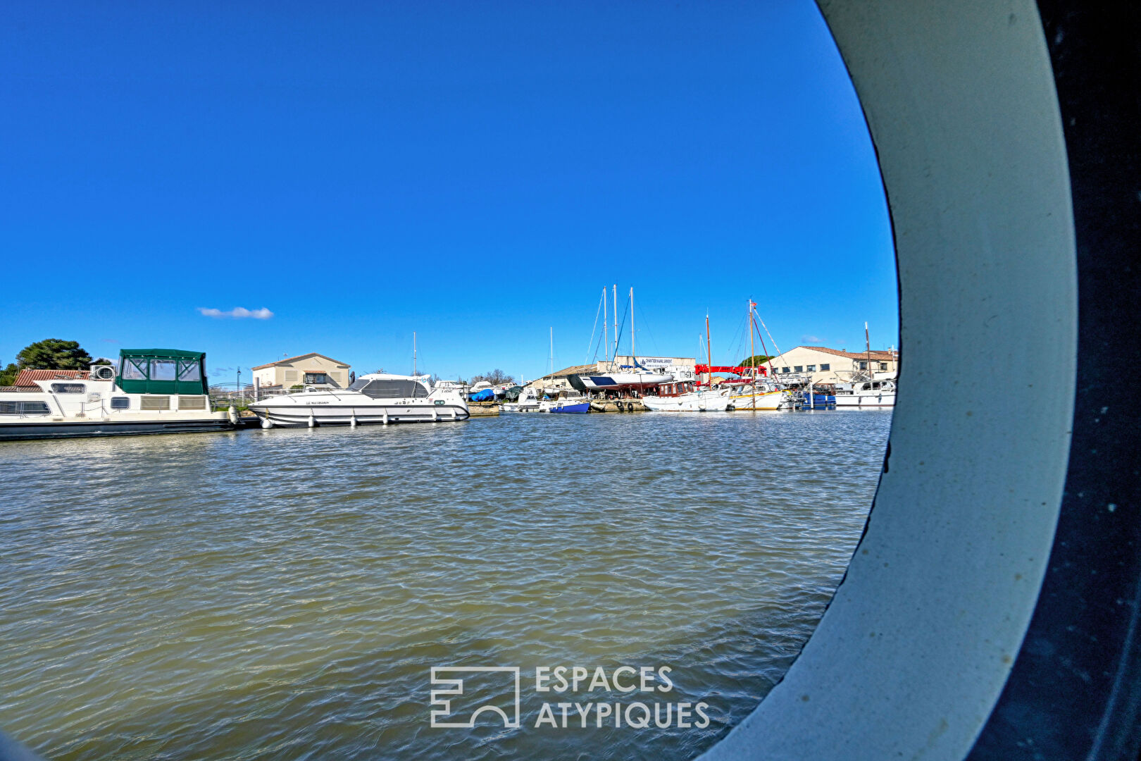 Péniche face aux remparts d’Aigues Mortes