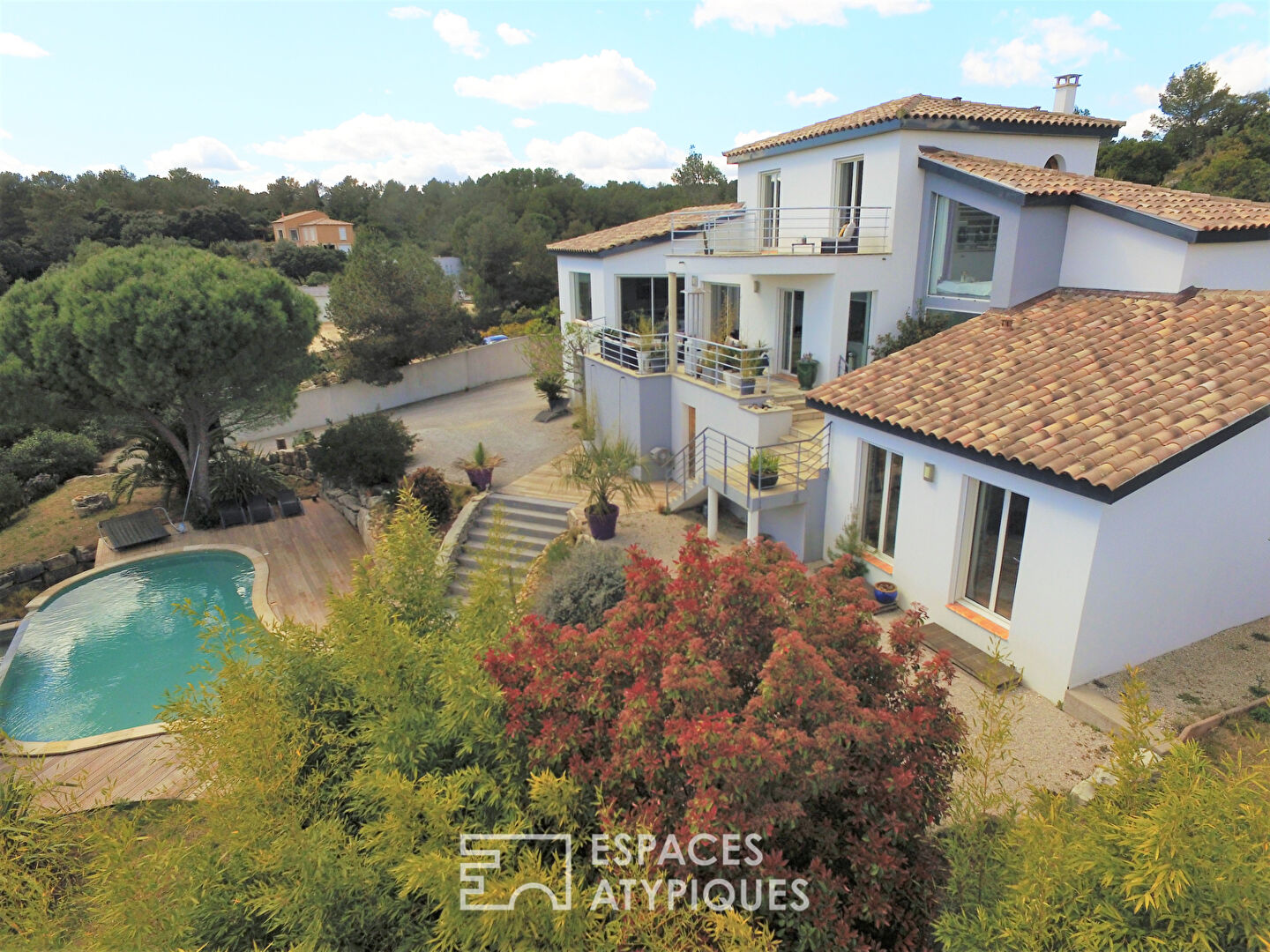 A contemporary setting in the heart of the Nîmes scrubland