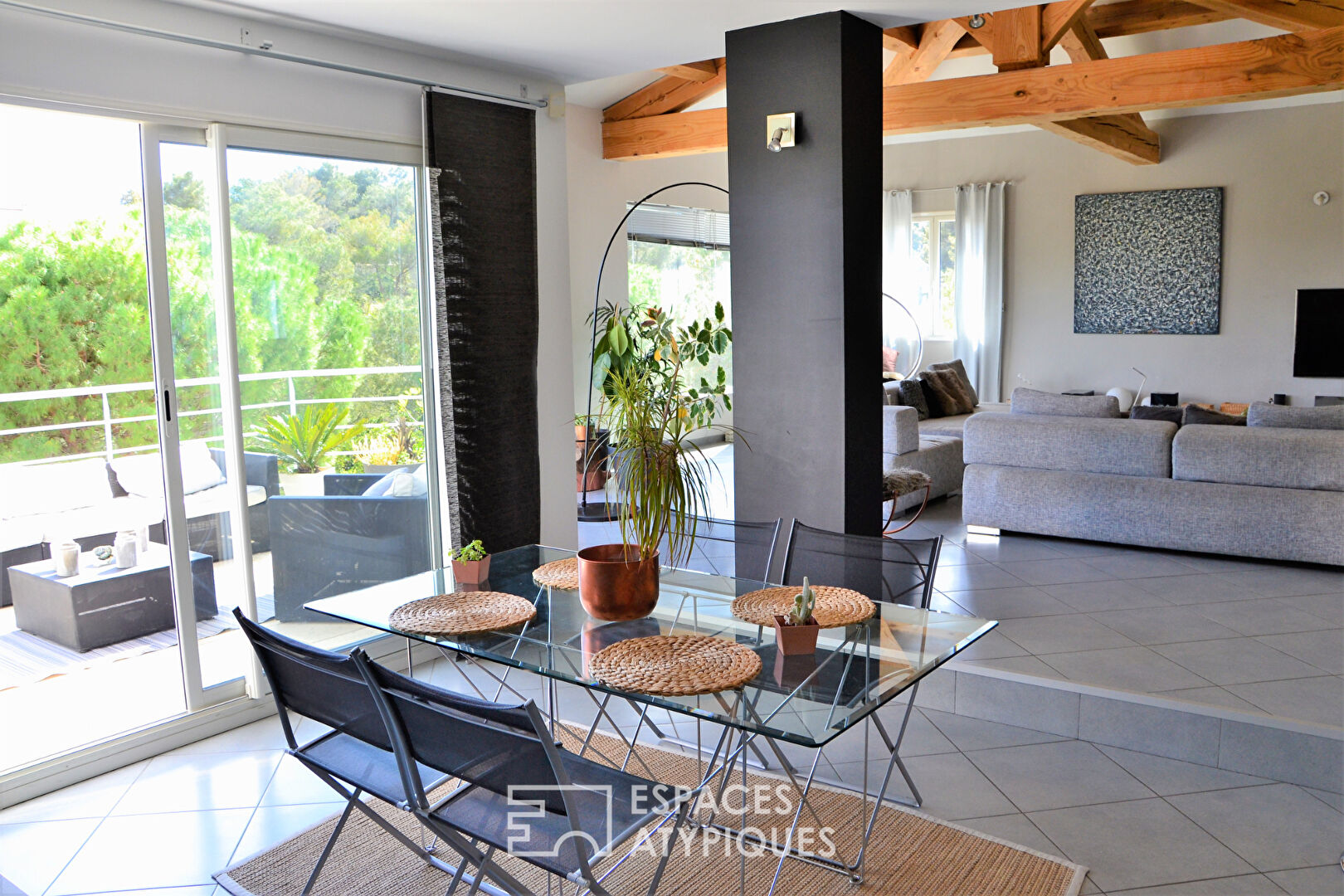 A contemporary setting in the heart of the Nîmes scrubland