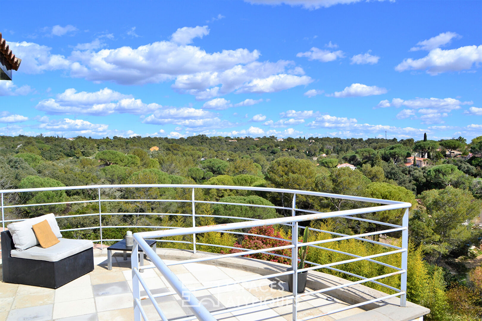 A contemporary setting in the heart of the Nîmes scrubland