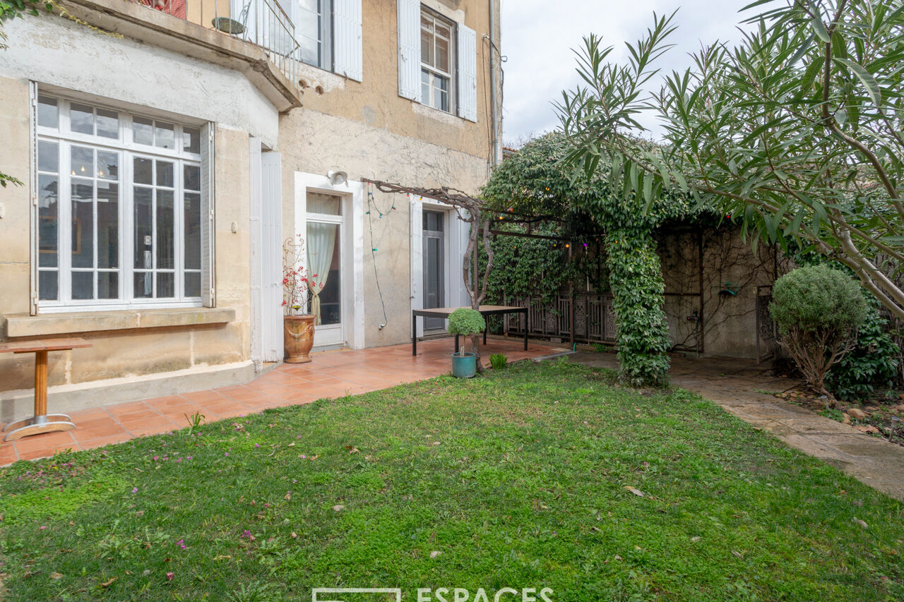 Mansion in the heart of the village with garden and swimming pool