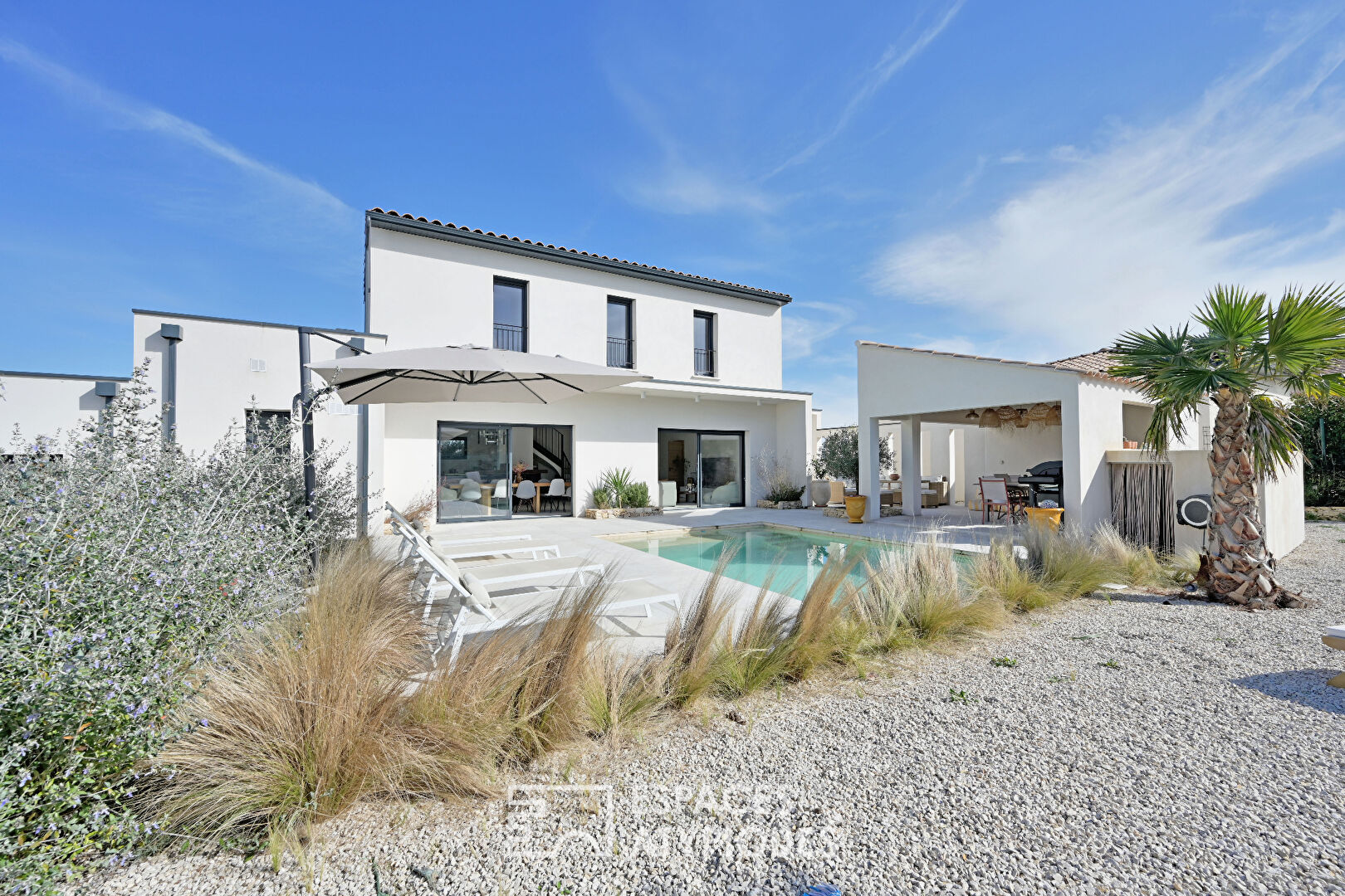 Villa contemporaine neuve avec vue imprenable sur la nature à Nîmes