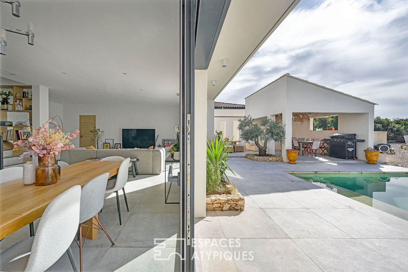 Villa contemporaine neuve avec vue imprenable sur la nature à Nîmes