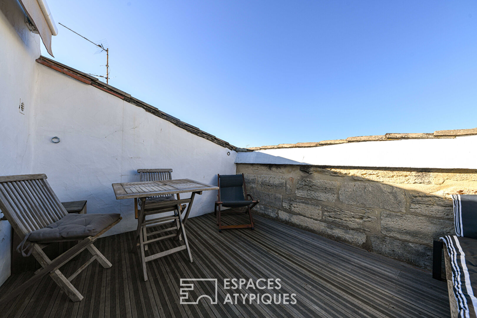 Un écrin de charme avec terrasse et vue sur les toits d’Uzès