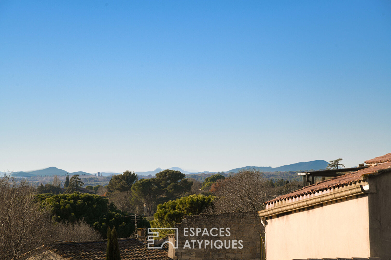 Un écrin de charme avec terrasse et vue sur les toits d’Uzès