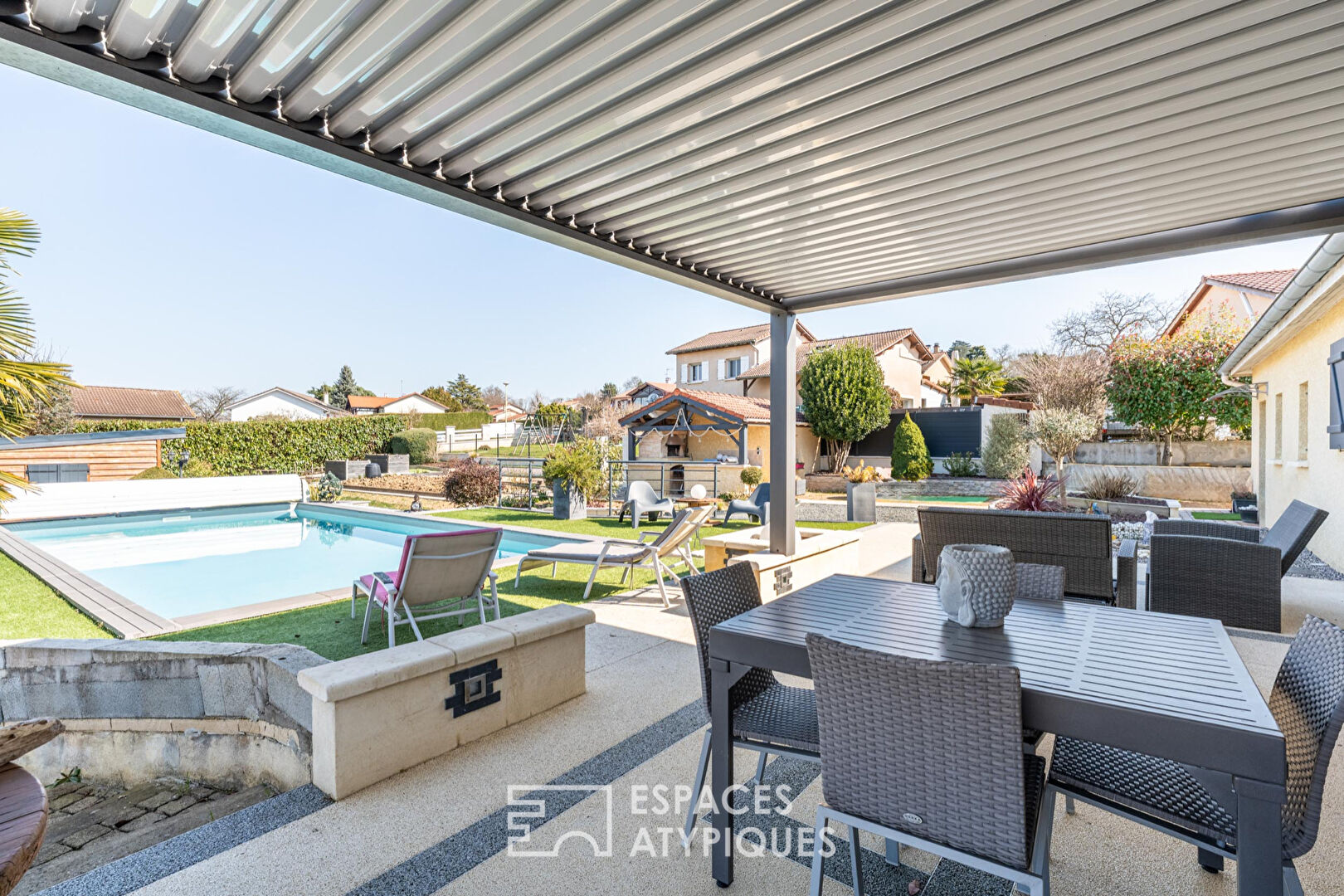 Maison de plain-pied avec piscine et vue sur les monts du Beaujolais