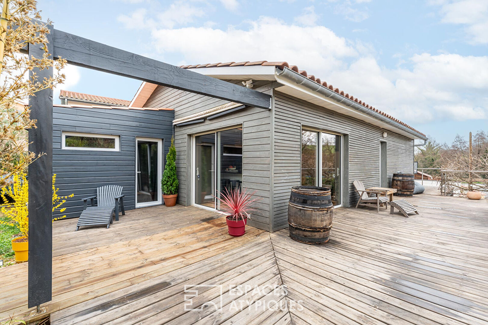 Maison ossature bois avec deux dépendances au coeur des Pierres Dorées