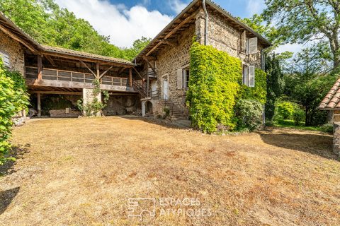Character building to renovate with breathtaking views of green Beaujolais