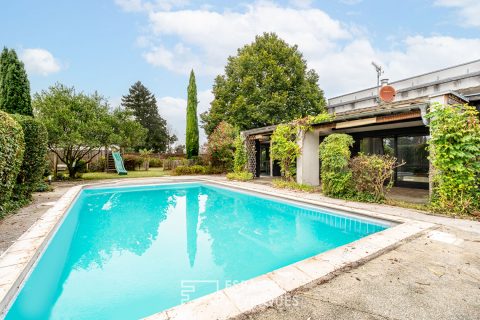 Architect’s house with extension and swimming pool