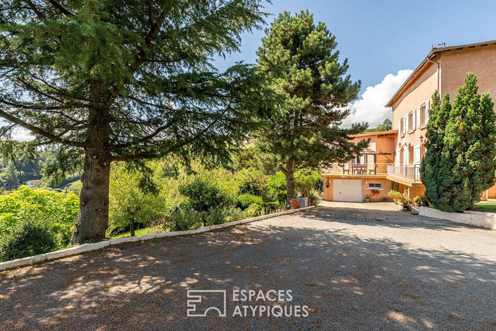 Maison sur deux niveaux avec jardin et vue