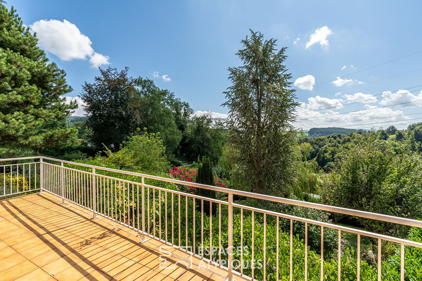 Maison sur deux niveaux avec jardin et vue