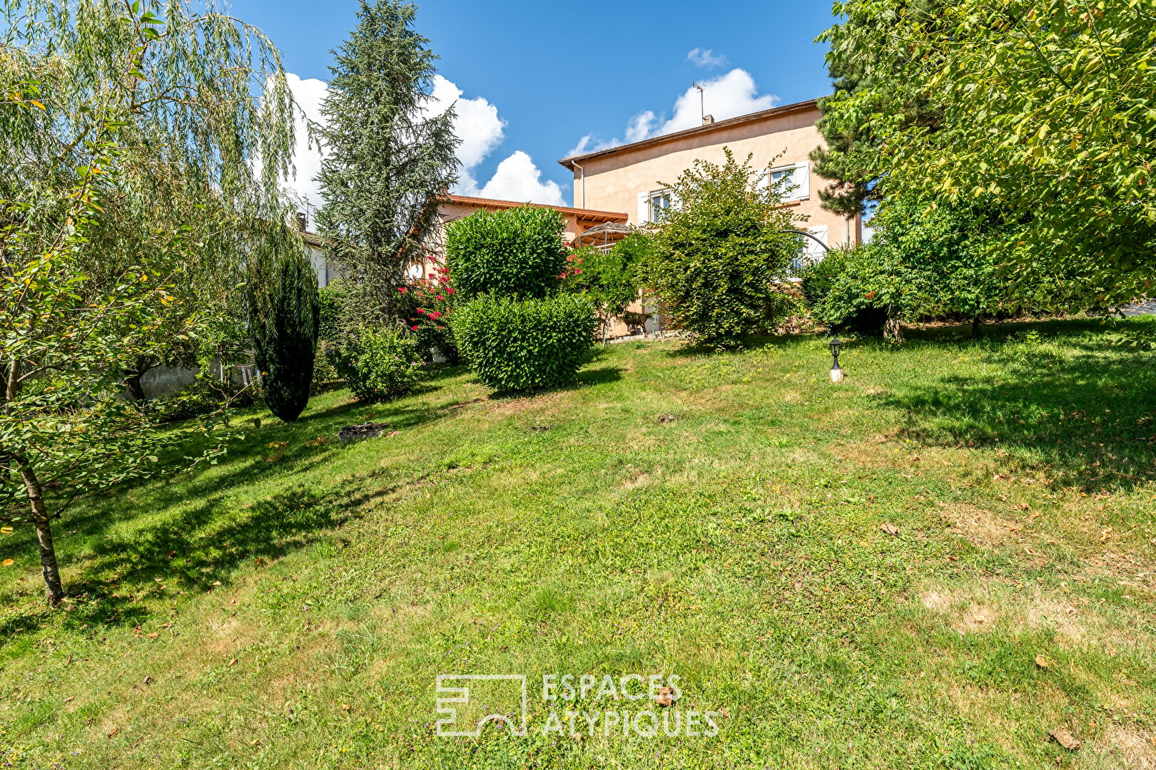 Maison sur deux niveaux avec jardin et vue