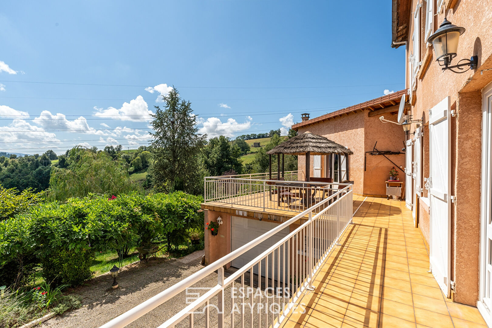 Maison sur deux niveaux avec jardin et vue