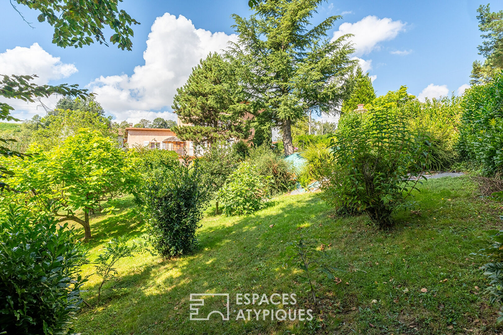 Maison sur deux niveaux avec jardin et vue