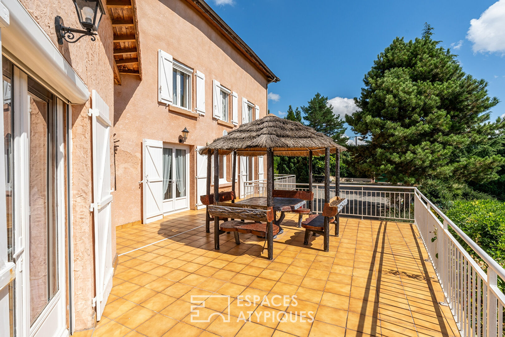 Maison sur deux niveaux avec jardin et vue