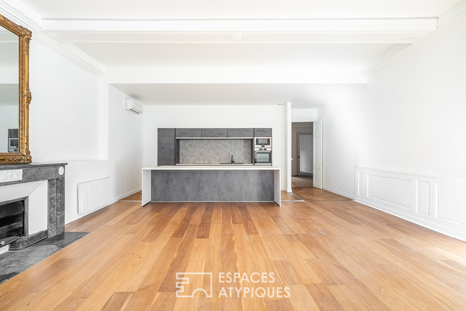 Renovated old apartment on Rue Nationale