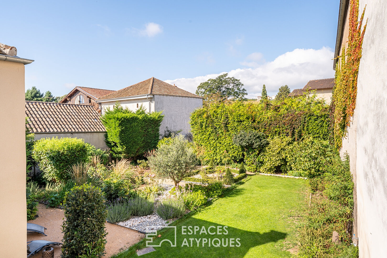 Townhouse with terrace and garden in the heart of Beaujolais