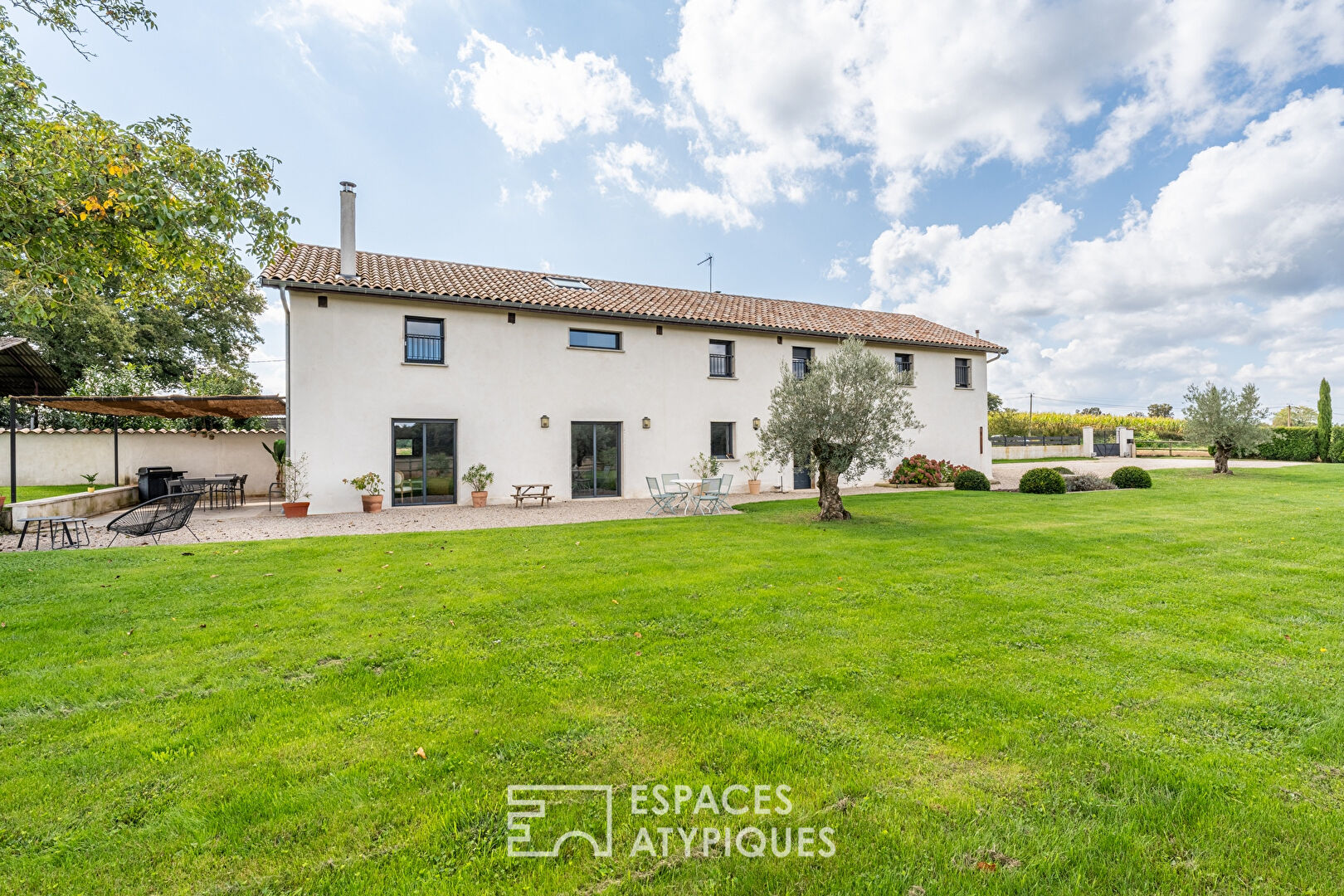 Renovated farmhouse on the Dombes plateau