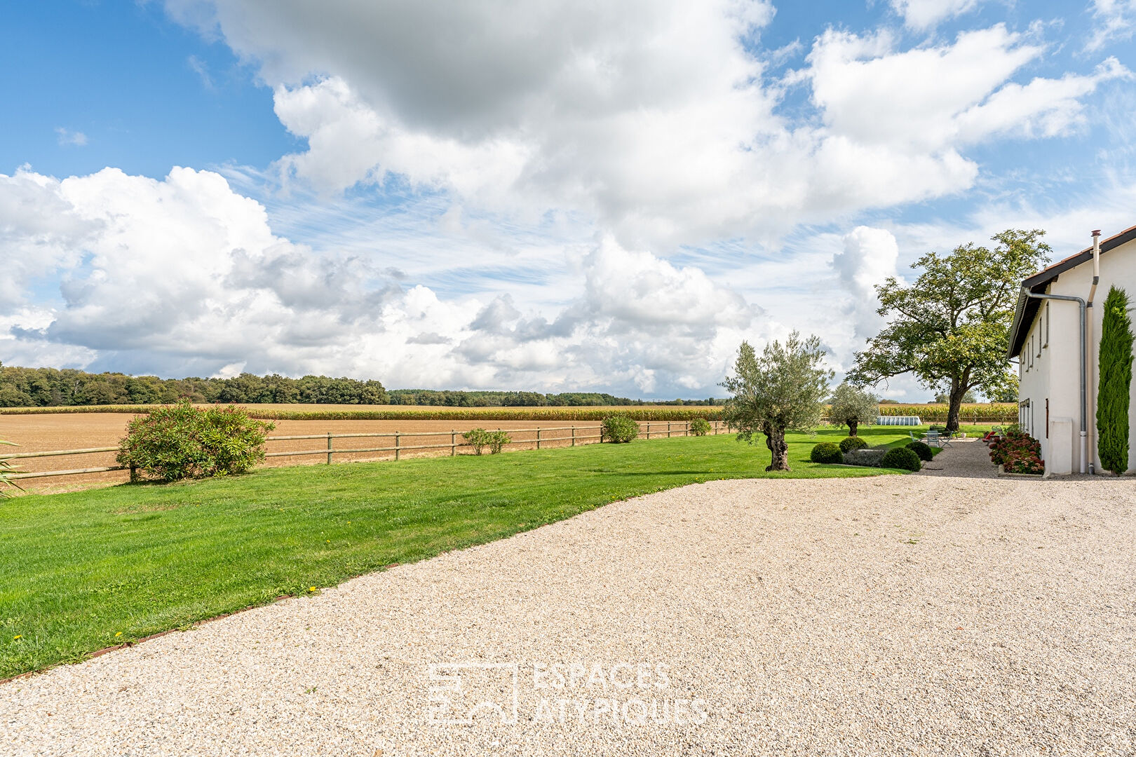 Renovated farmhouse on the Dombes plateau