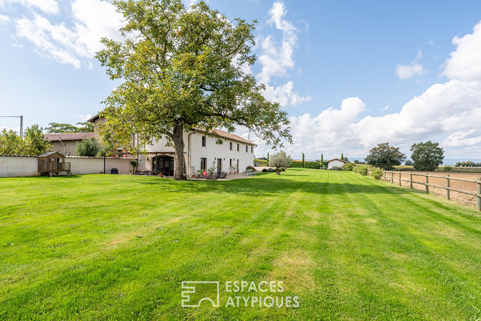 Renovated farmhouse on the Dombes plateau