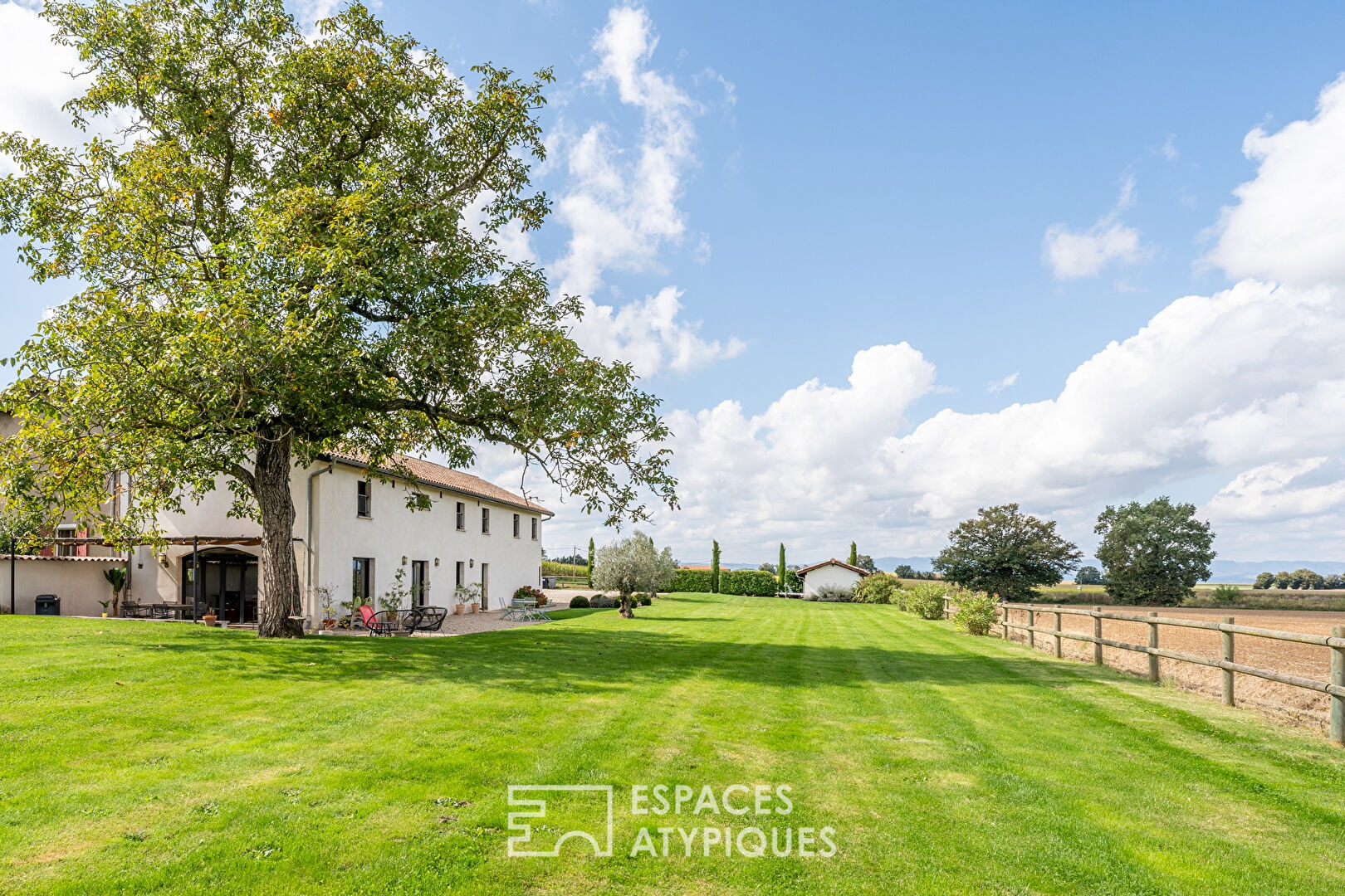 Renovated farmhouse on the Dombes plateau