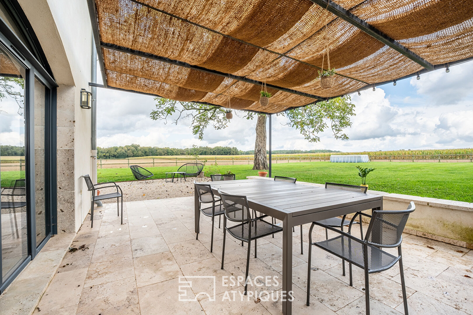 Renovated farmhouse on the Dombes plateau