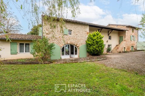 Maison de caractère en pierres dorées avec jardin paysagé