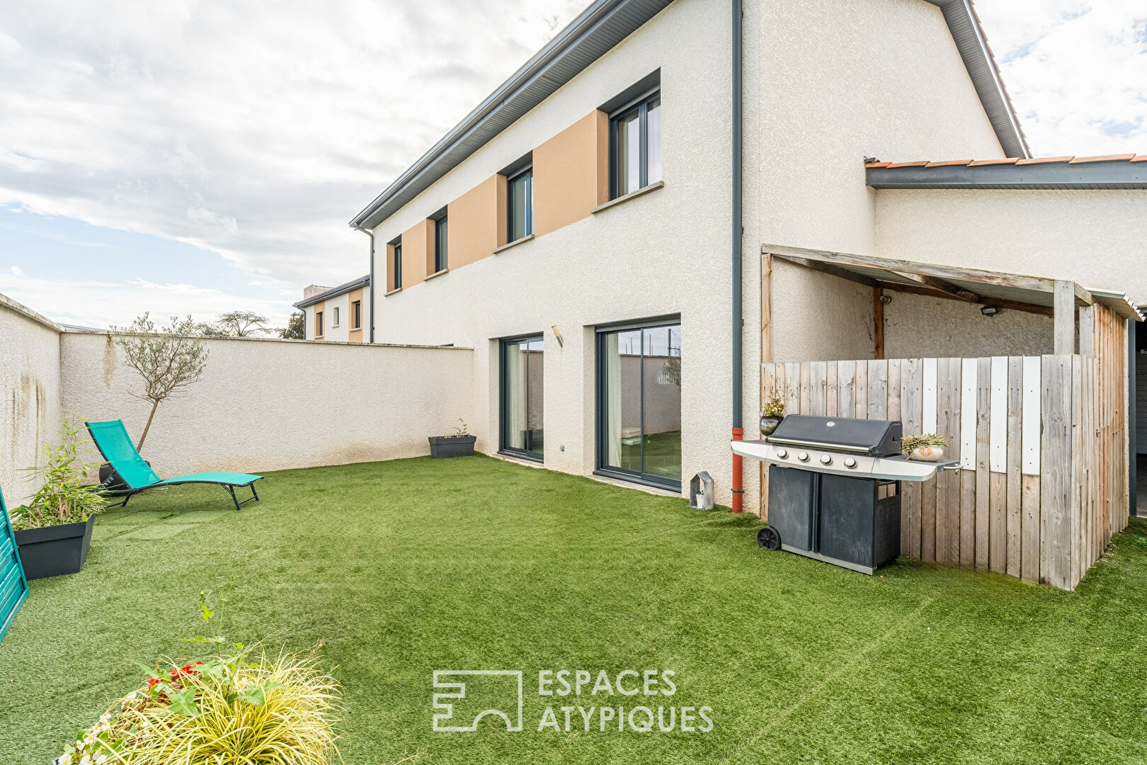 House with garden and garage