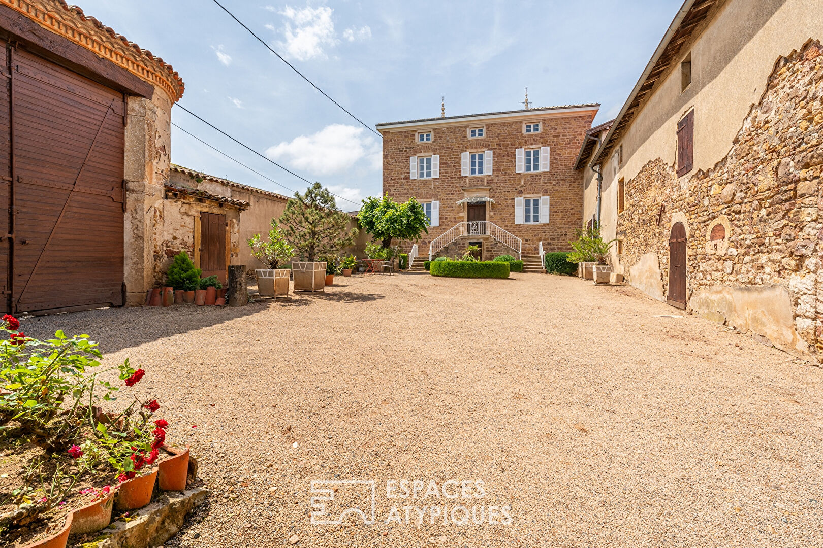 Elégant domaine viticole du XIXème avec dépendances et jardin.