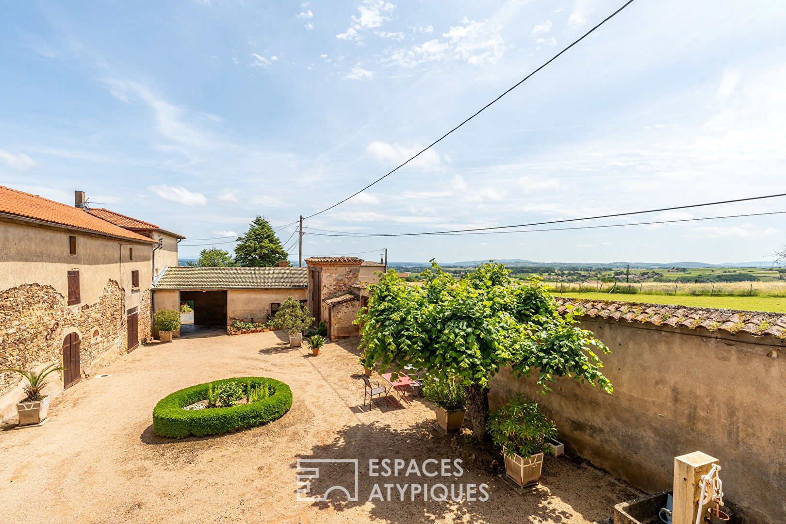 Elégant domaine viticole du XIXème avec dépendances et jardin.