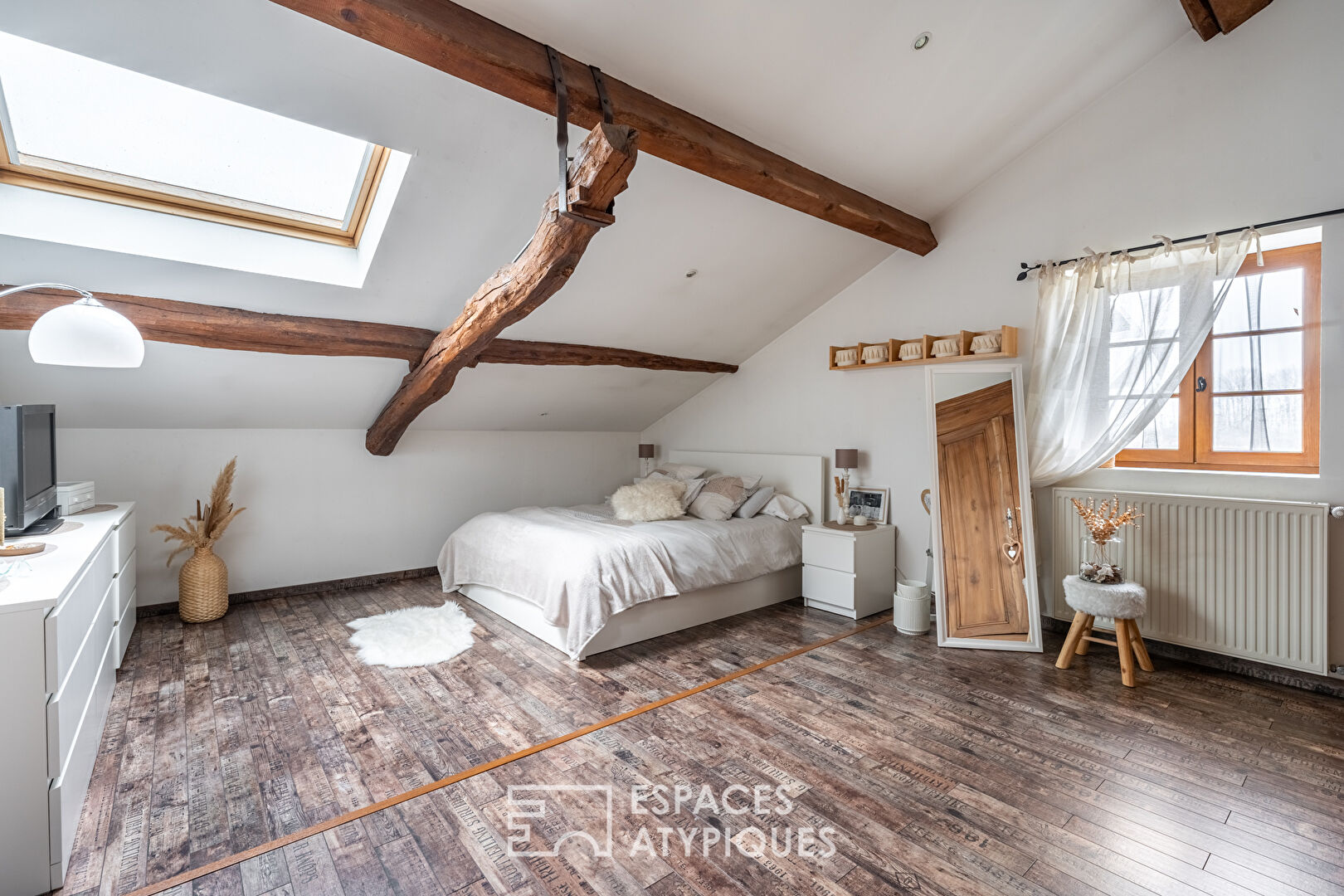 Renovated farmhouse with character on a 2 hectare plot in Savigneux