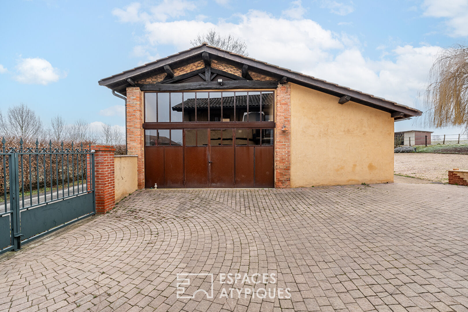 Renovated farmhouse with character on a 2 hectare plot in Savigneux