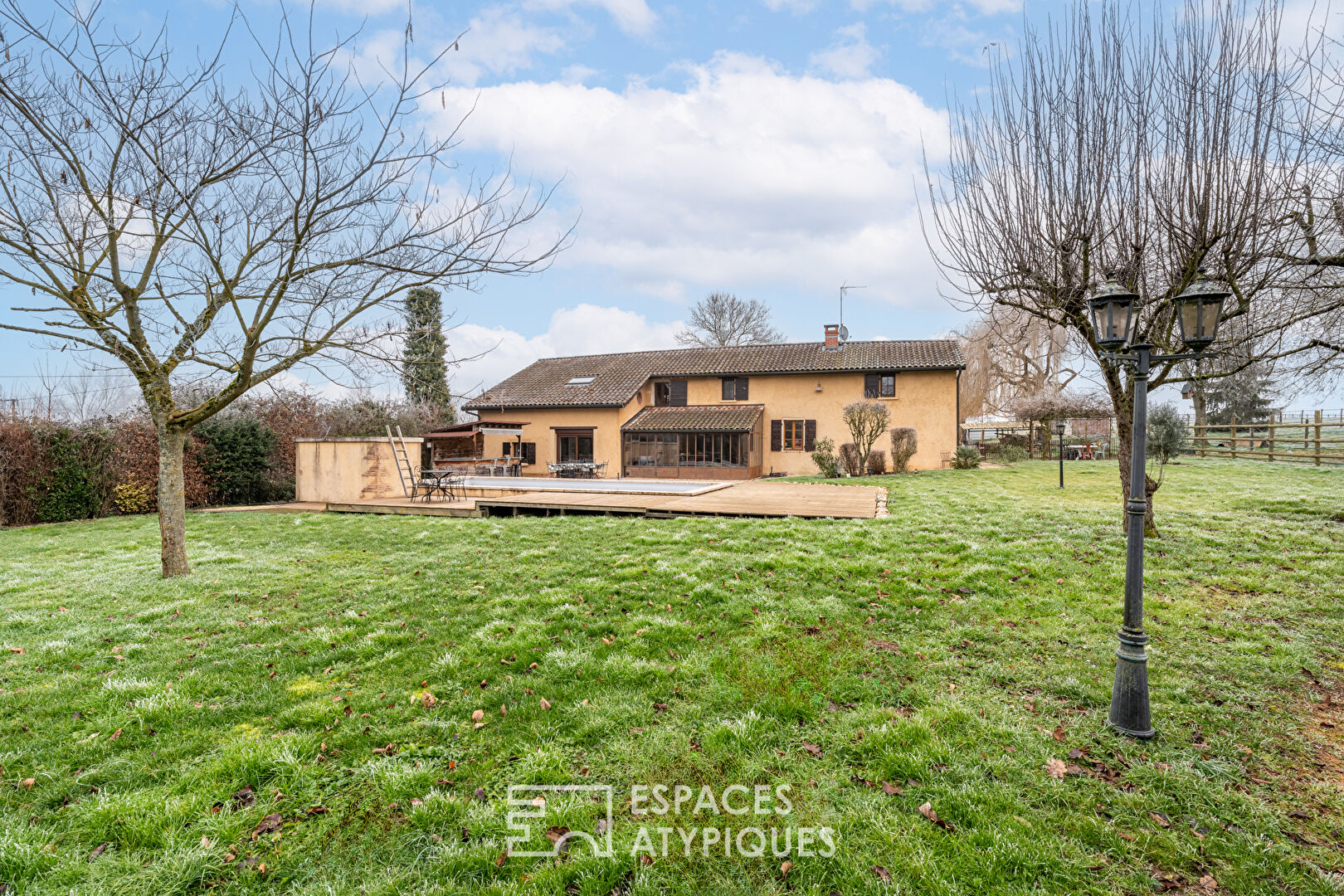 Renovated farmhouse with character on a 2 hectare plot in Savigneux