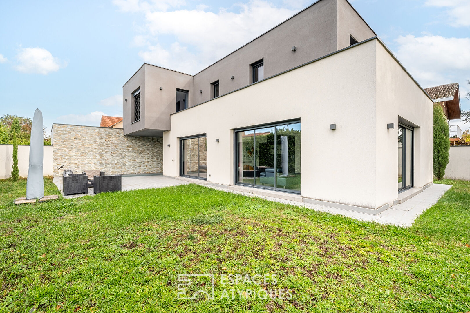 Contemporary house in Quincieux