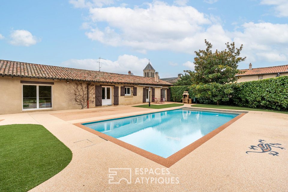 Maison en pierres dorées avec piscine