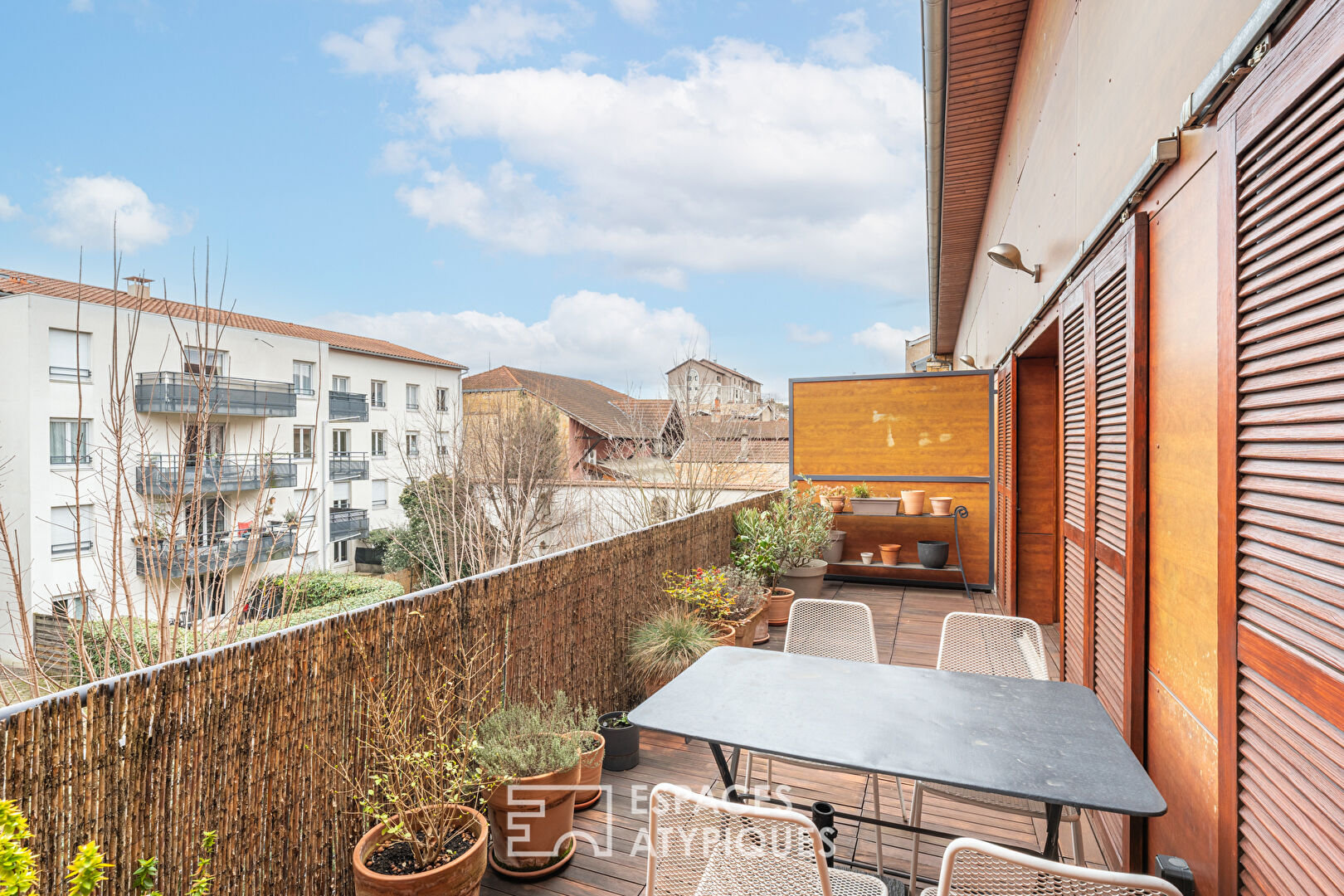 Spacieux duplex quatre chambres avec terrasse.