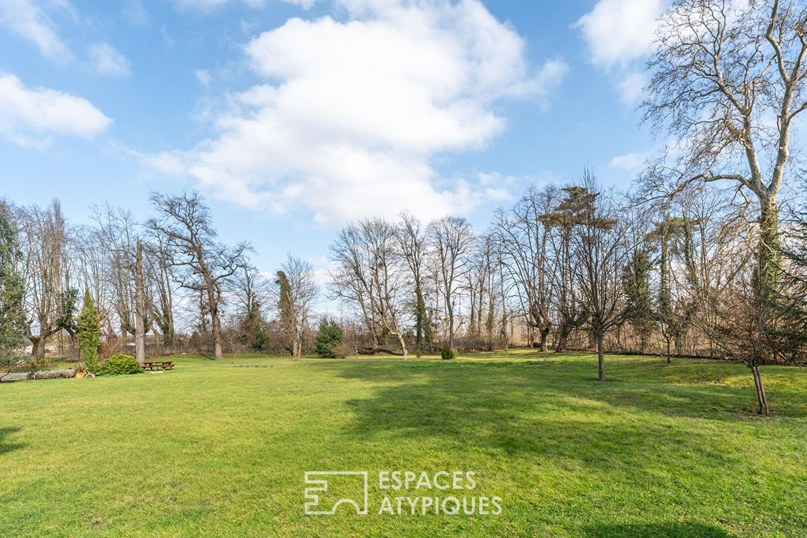 Charmant rez-de-jardin dans une ancienne bâtisse Bourgeoise en Pierres Dorées