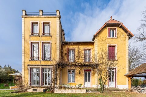 Quiet bourgeois house with open view