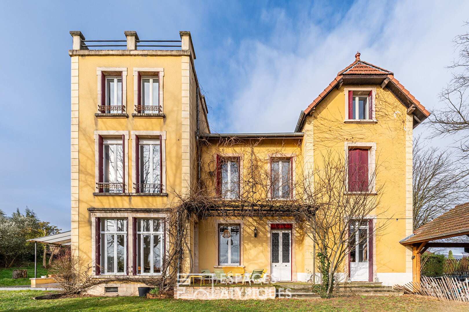 Quiet bourgeois house with open view